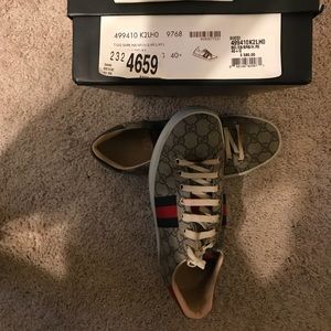 Women’s Gucci supreme